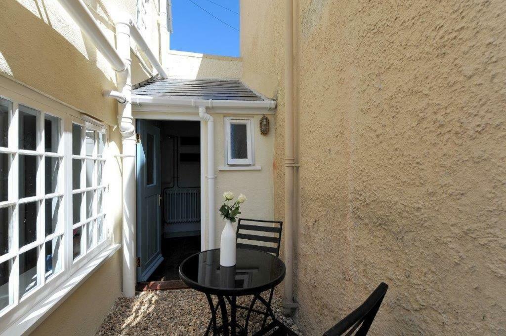 Little Monmouth 4 Bedroom Cottage, Old Town Lyme Regis, Dog Friendly And Parking Exterior photo